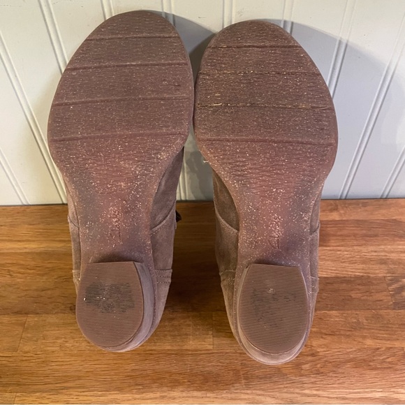 Clarks Carleta Lyon Suede Booties (12) - Picture 6 of 7